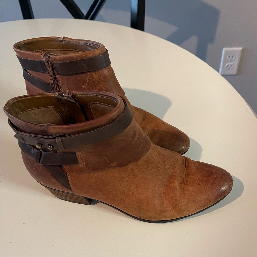 Clark’s size 8.5 ankle boots